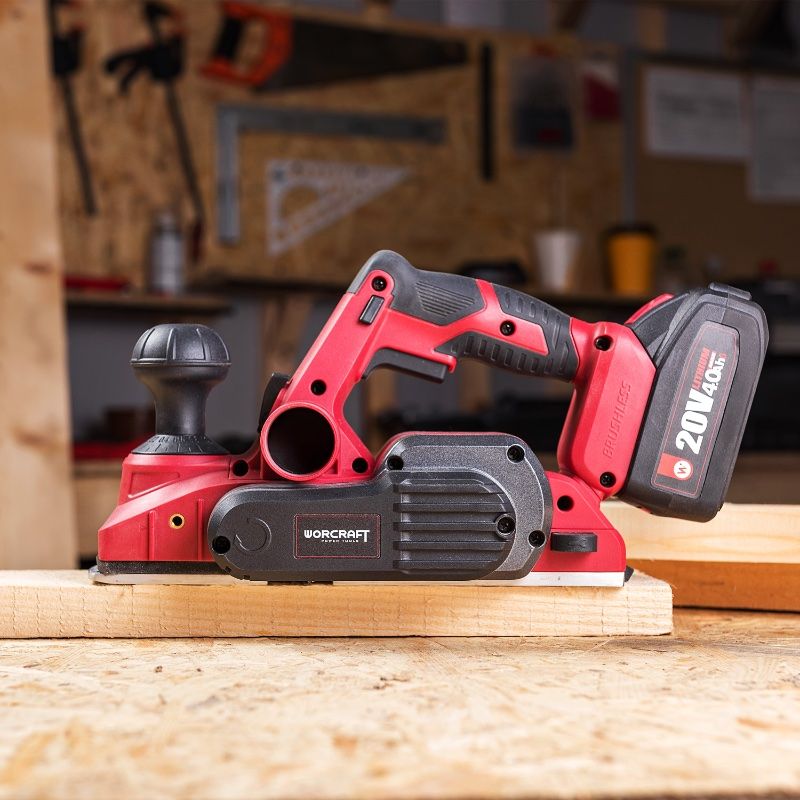 Боковий вигляд акумуляторного рубанка WORCRAFT CEP-S20LiB на верстаку.