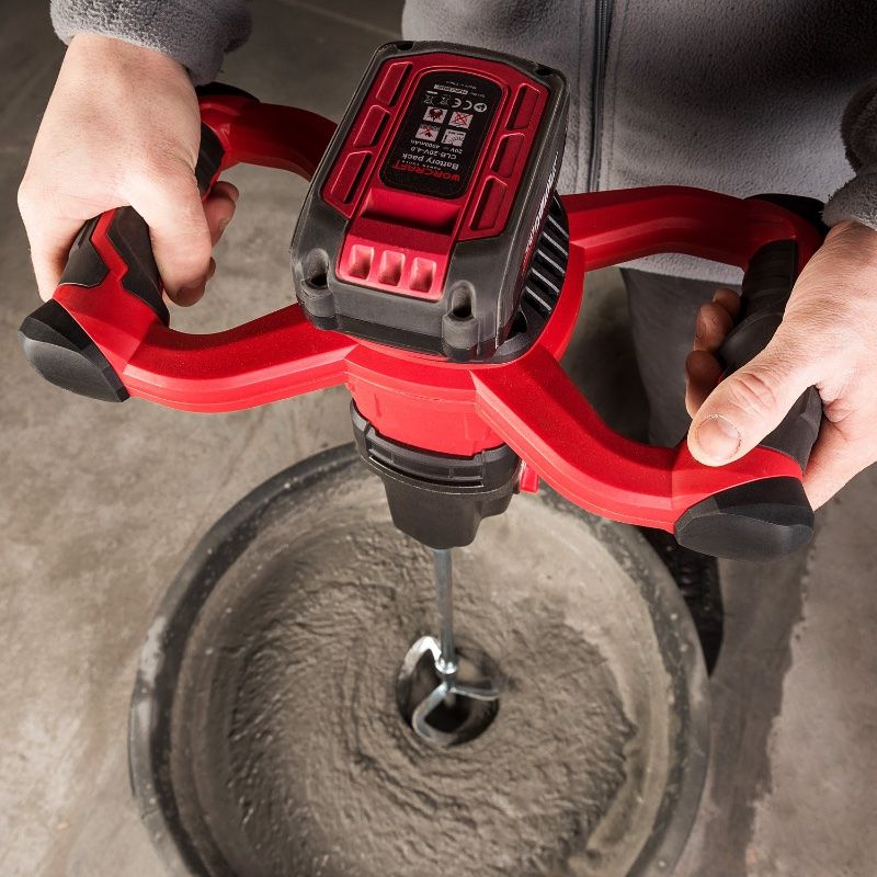 Перемешивание строительной смеси аккумуляторным миксером WORCRAFT CMX-S20LiB.