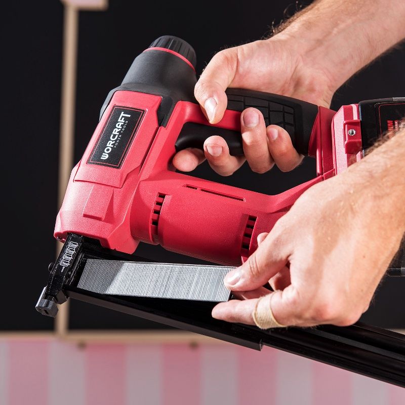 WORCRAFT CNS-S20Li забивает скобы или гвозди в декоративную панель.