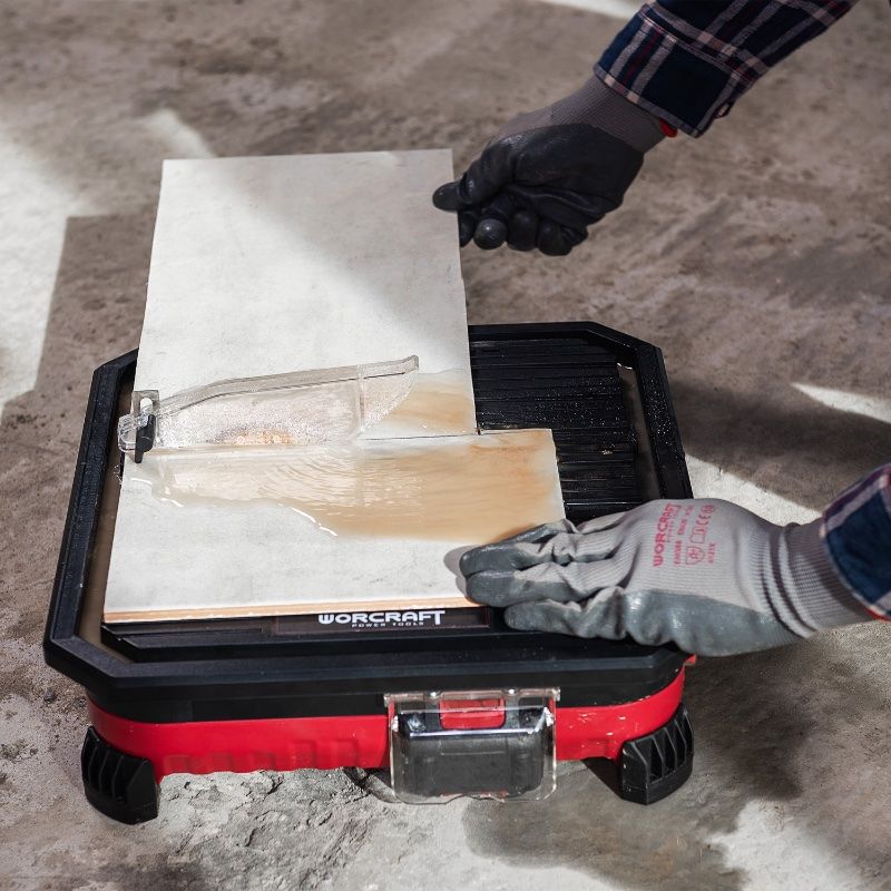 Плиткорез WORCRAFT CTS-S20Li в процессе работы — плитка размещена на столе для точной резки.