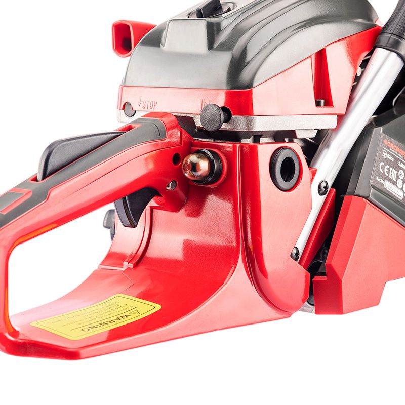 Збільшений вигляд ручки та захисного кожуха бензопили WORCRAFT GCS52-20E.