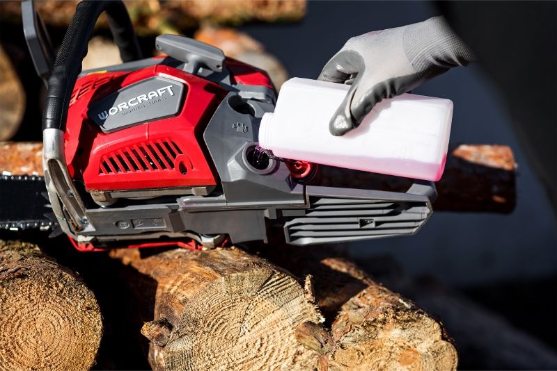 Заливання мастила або пального в бензопилу WORCRAFT GCS52-20D.