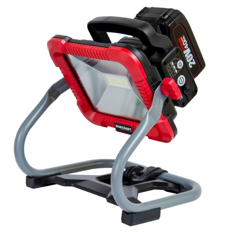 Лампа WORCRAFT с задним видом и подключенным аккумулятором 20V.