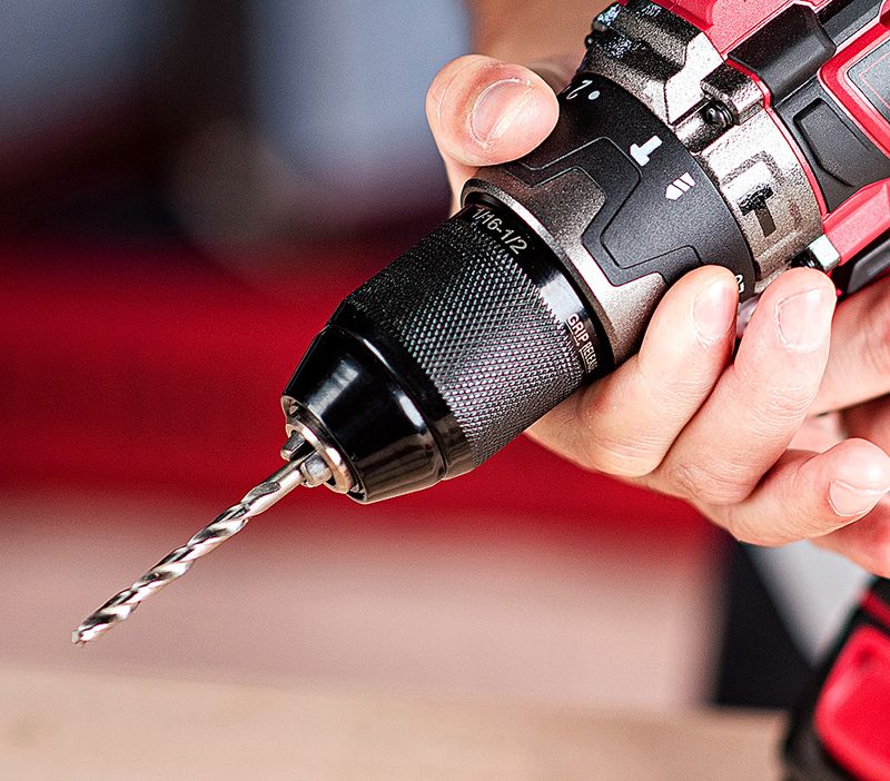 Насадка аккумуляторного шуруповерта WORCRAFT CHD-S20LiB с установленным сверлом.