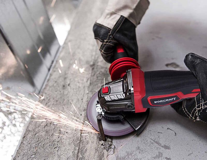 Регулировка защитного кожуха на угловой шлифмашине WORCRAFT CAG-S20LIB-125.