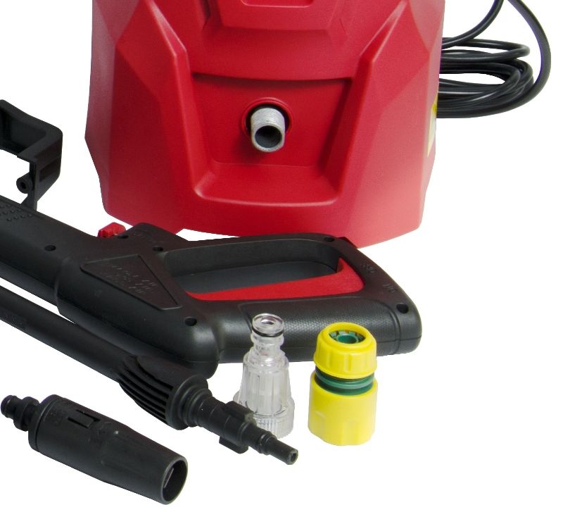 Аксессуары к мойке WORCRAFT HC14-070: насадки, соединители и пистолет рядом с корпусом аппарата.