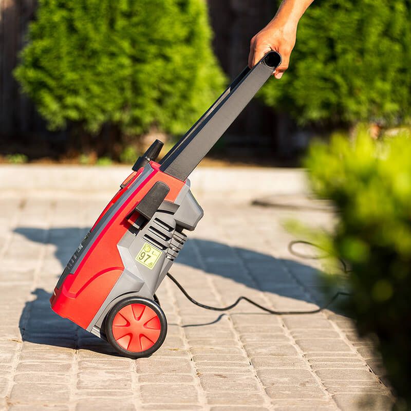 Перемещение мойки высокого давления WORCRAFT HC16-90 за ручку.