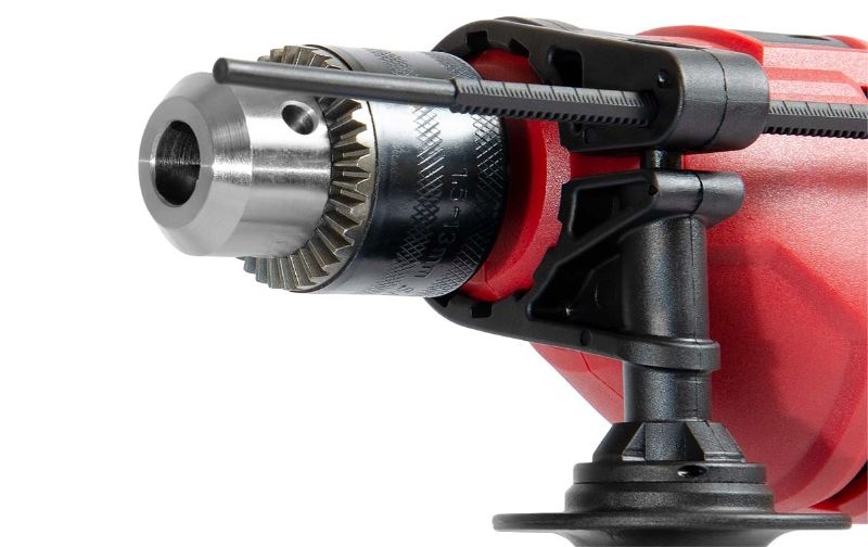 Металлический патрон ударной дрели WORCRAFT крупным планом.