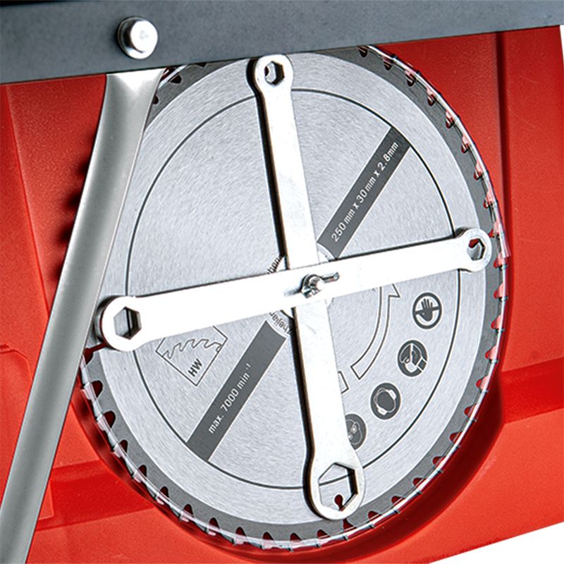 Вид на пильный диск снизу с защитным кожухом и шкалой регулировки высоты.