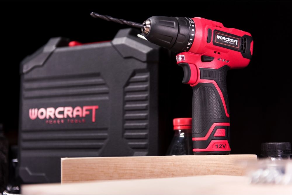 Шуруповёрт WORCRAFT CD-12LiA стоит рядом с кейсом на рабочем столе.