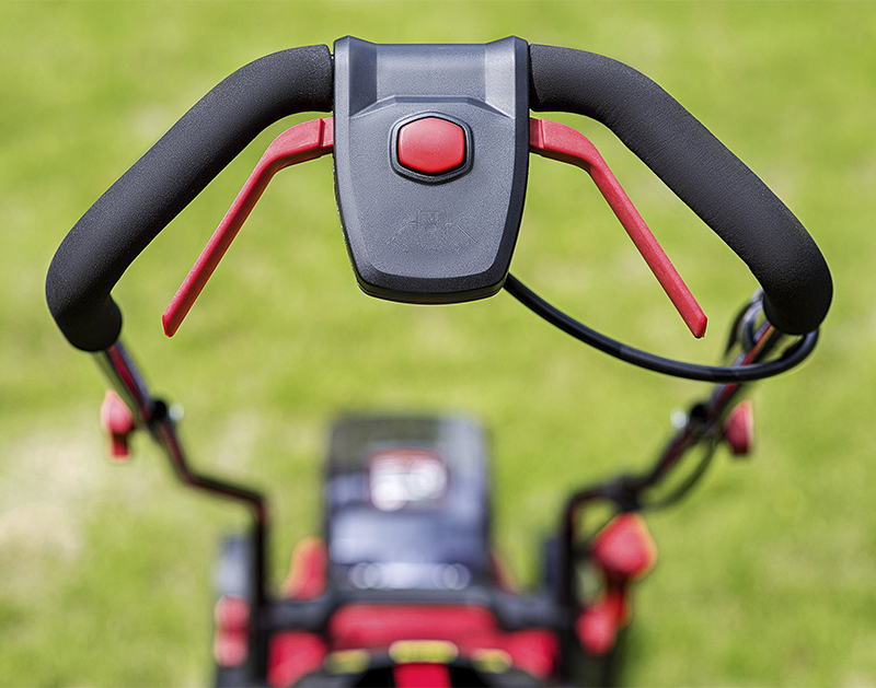 Ручка керування акумуляторної газонокосарки WORCRAFT з кнопкою запуску.