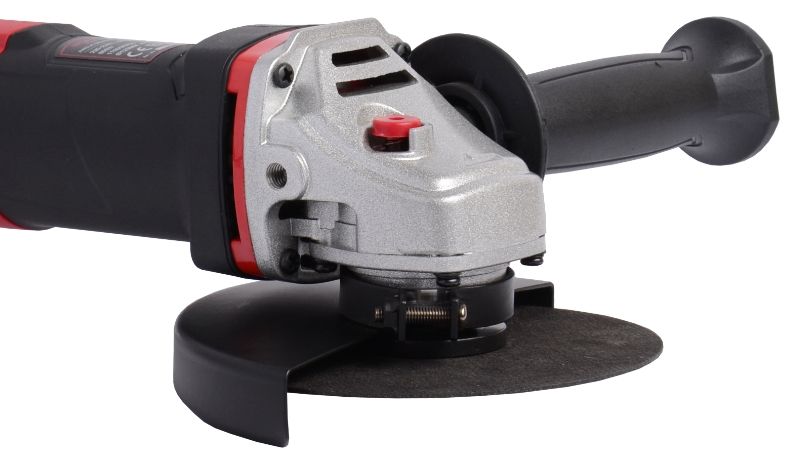 Удобная прорезиненная рукоятка шлифмашины WORCRAFT AG08-125 для комфортного захвата и управления.