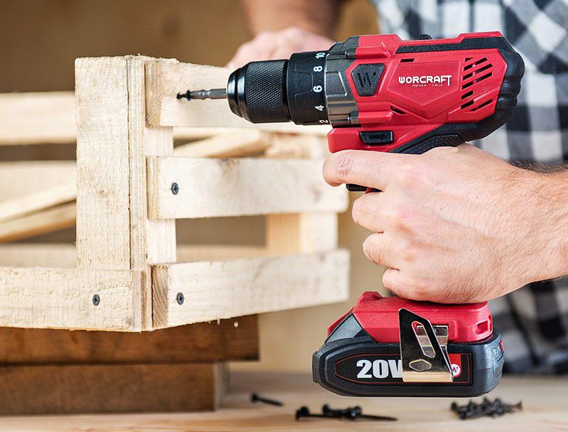 Шуруповерт WORCRAFT CD-S20LiWB используется для сборки деревянного ящика.