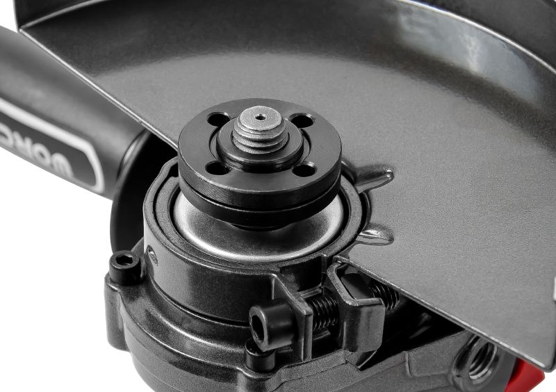 Детальный вид шпинделя и крепления диска шлифмашины WORCRAFT AG18-180.