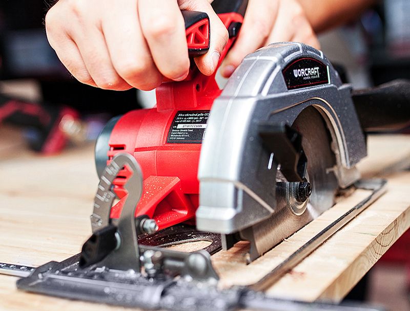 Ручная циркулярная пила в работе