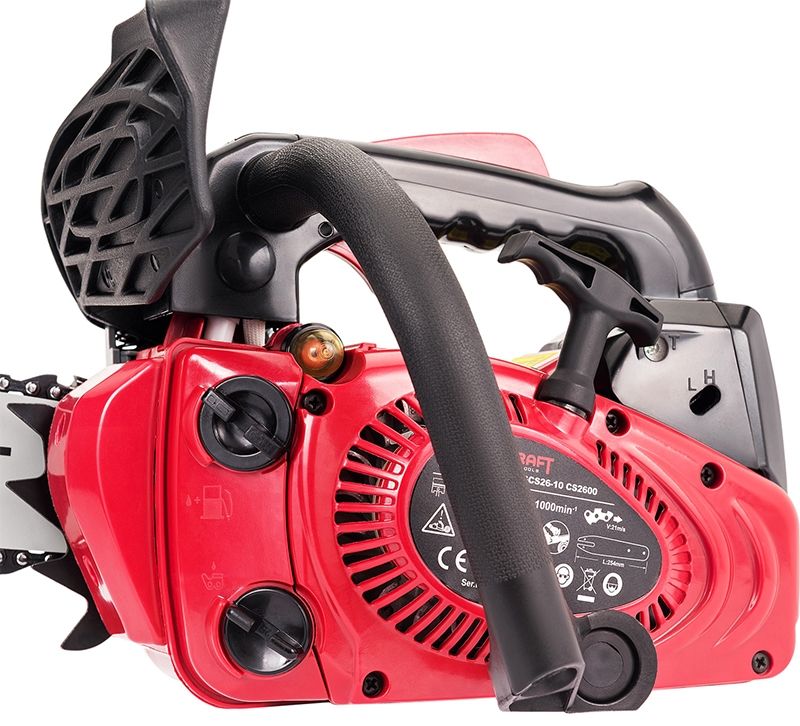Крупний план корпусу бензопили WORCRAFT GCS26-10 з елементами керування.