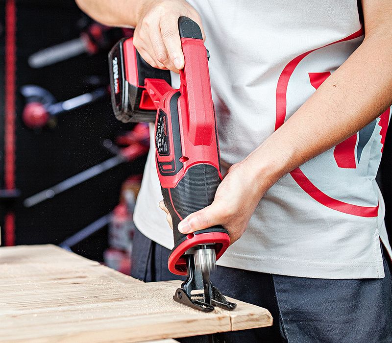 Сабельная пила WORCRAFT пилит доску