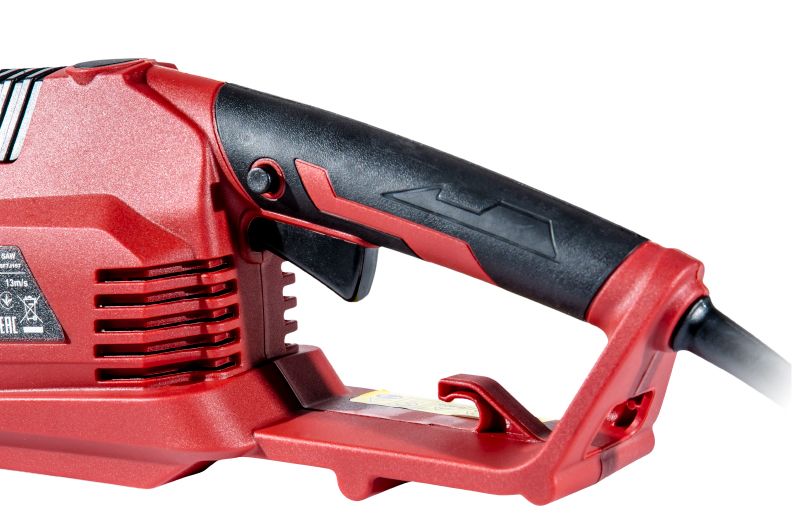 Эргономичная рукоятка с прорезиненным покрытием электропилы WORCRAFT