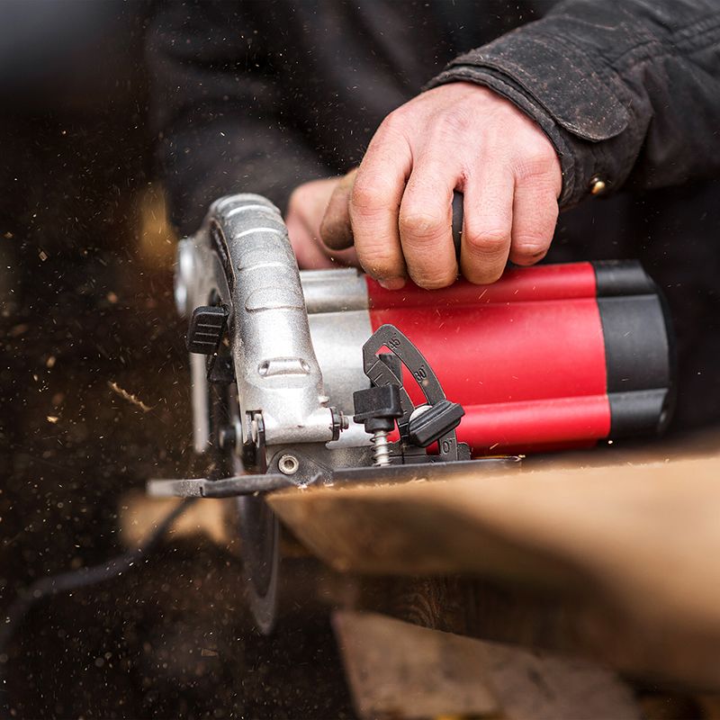 Боковой вид циркулярной пилы WORCRAFT CS13-185A в процессе реза.