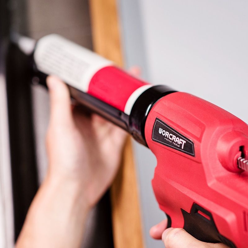 Крупный план сопла пистолета WORCRAFT CCG-S20Li в момент выдавливания герметика.