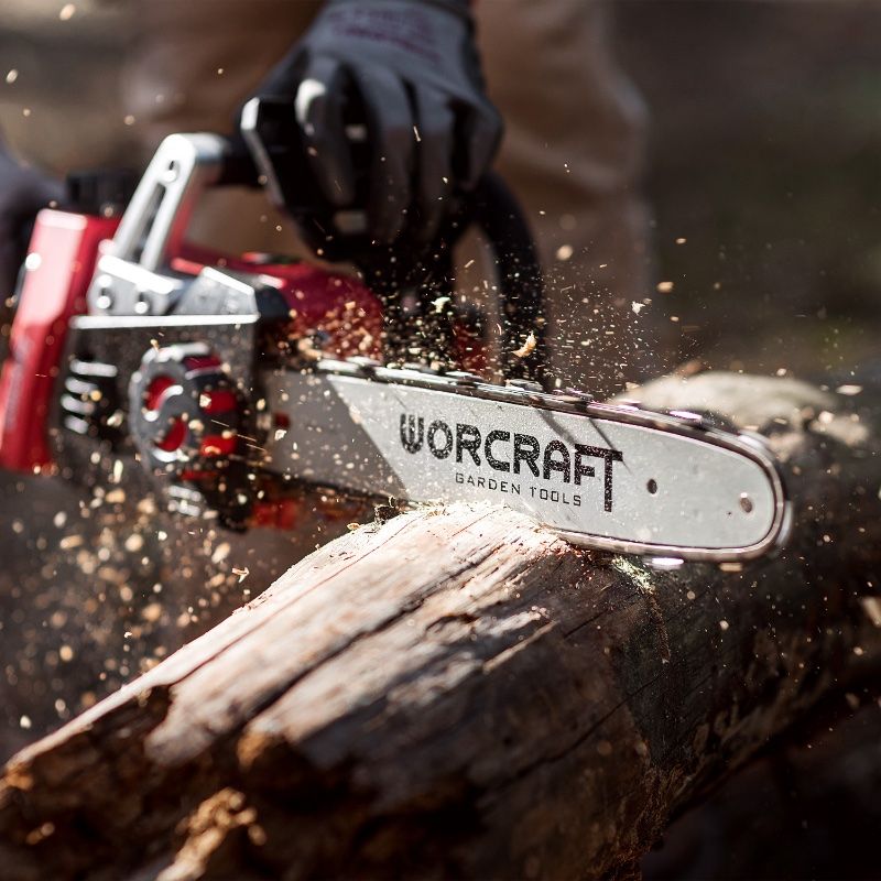Пильная цепь WORCRAFT CGC-S40Li в действии, с разлетающимися опилками.