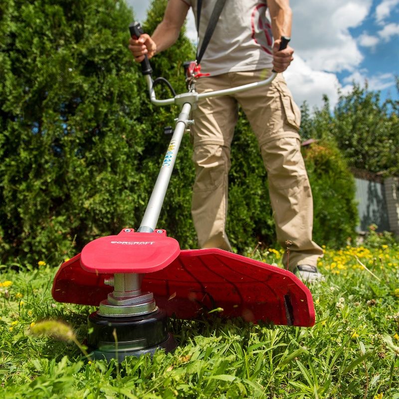 Насадка триммера работает в траве