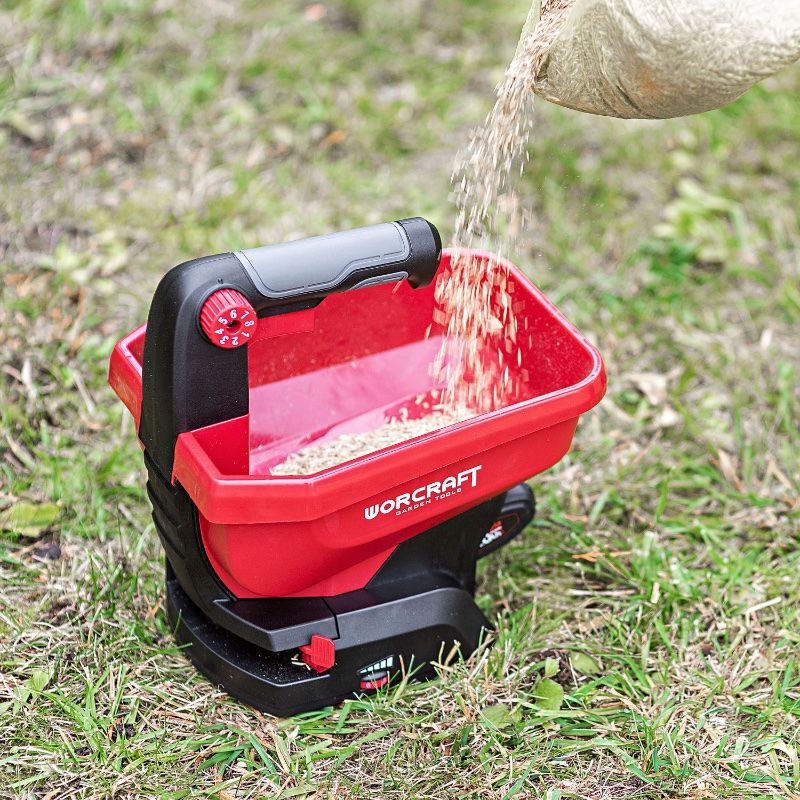 Засыпка семян в аккумуляторную сеялку WORCRAFT CHSP‑S20Li