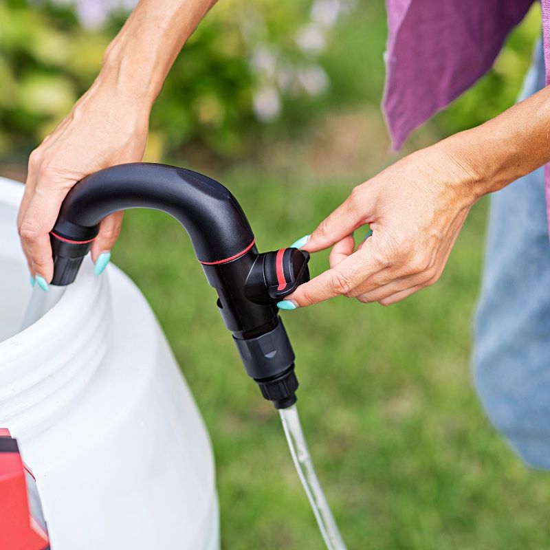 Подключение шланга к аккумуляторному насосу WORCRAFT CRWP-S20Li.