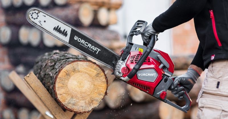 Пила WORCRAFT GCS52-20D розпилює товсту колоду на козлах.