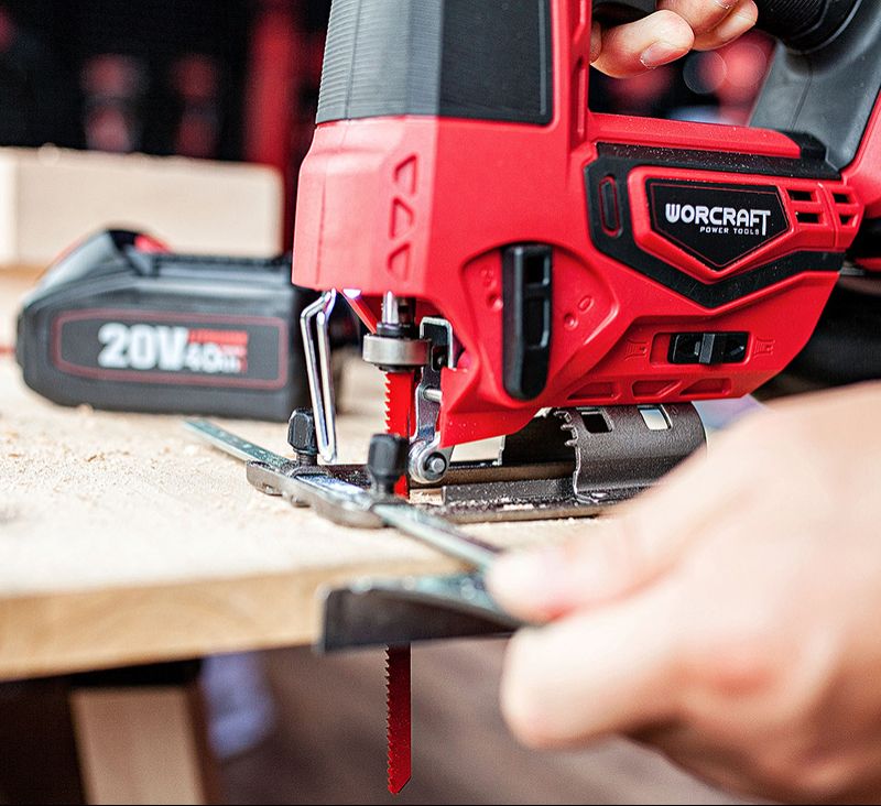 Точная распиловка материала аккумуляторным лобзиком WORCRAFT CJS-S20Li.