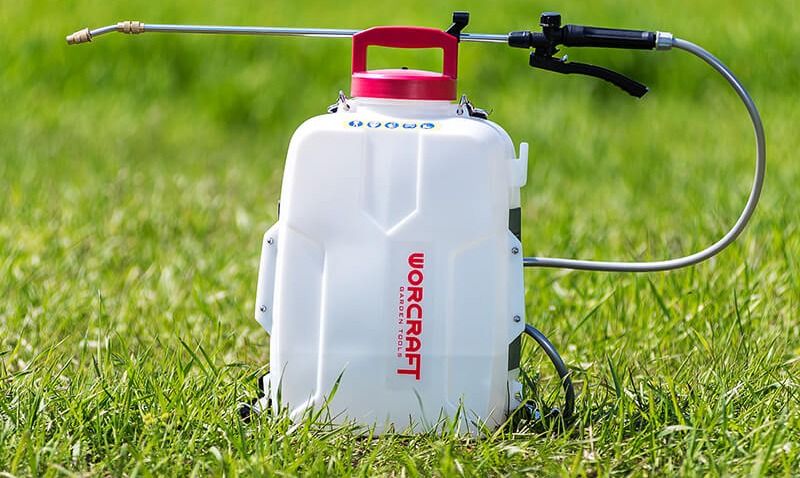 Опрыскиватель WORCRAFT CBS-S20LI установлен на траве, готов к использованию.