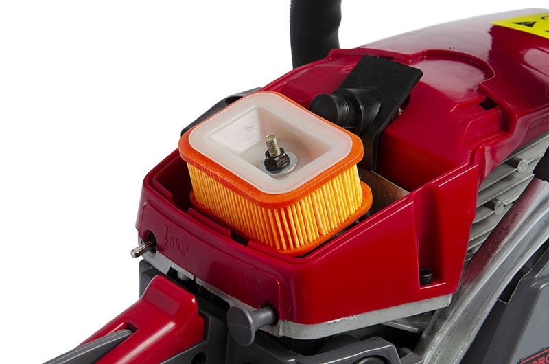 Воздушный фильтр бензопилы WORCRAFT WCG-2818 под крышкой корпуса.