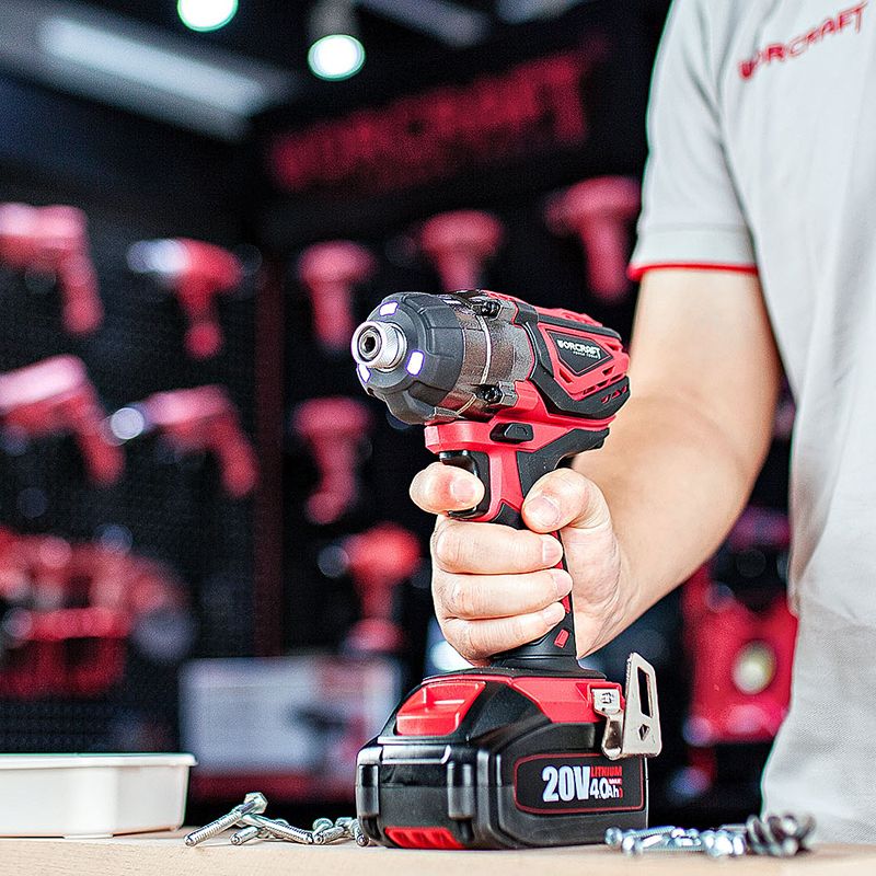 WORCRAFT CIS-S20Li в демонстрационном зале на фоне линейки электроинструментов.