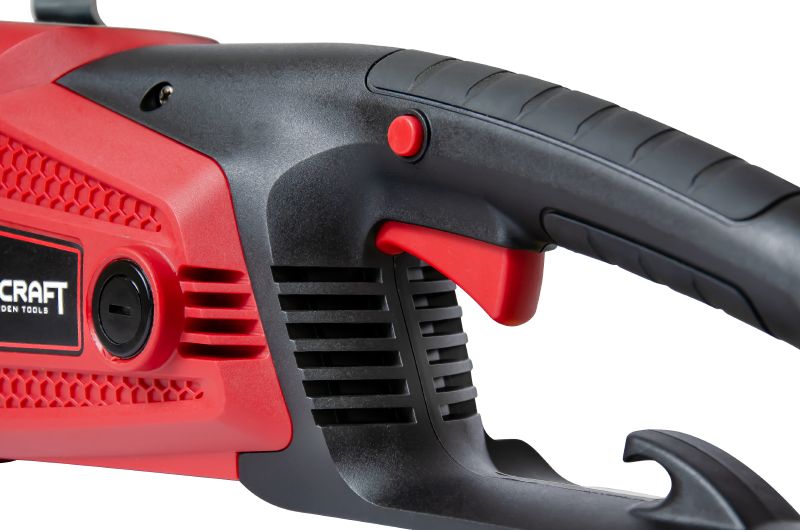 Крупний план рукоятки з кнопкою ввімкнення електропили WORCRAFT WCE-2616.