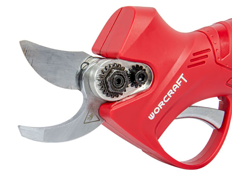 Крупный план режущих лезвий WORCRAFT CSC-16LiB с видимым редуктором.