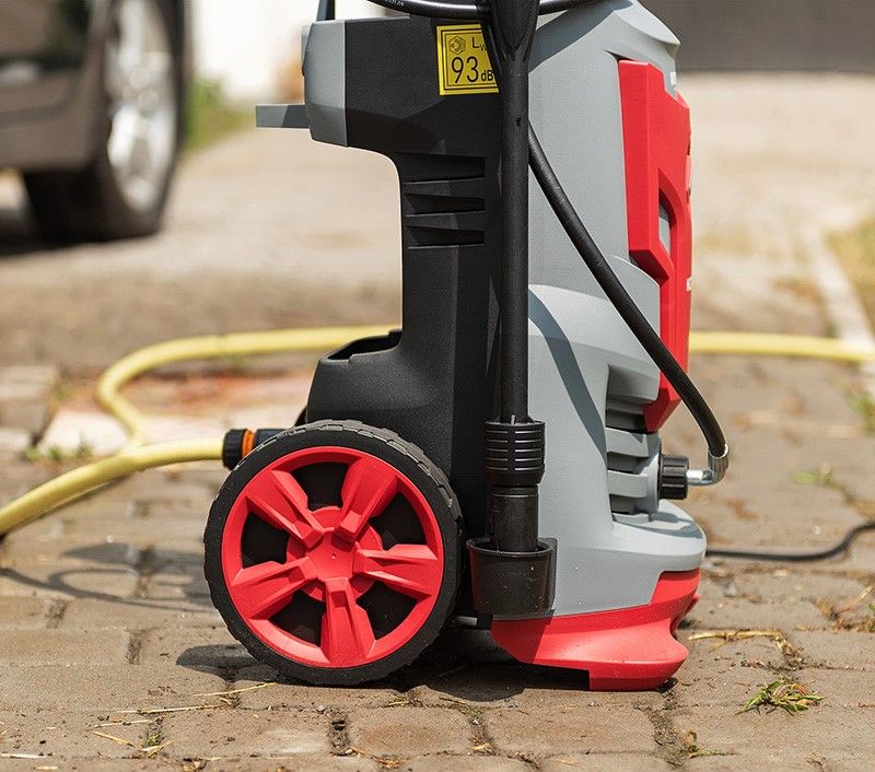 Вид сбоку на колеса мойки высокого давления WORCRAFT HC24-120.