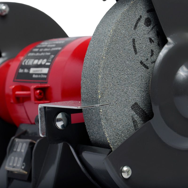 Крупный план заточного круга станка WORCRAFT BG20-150.