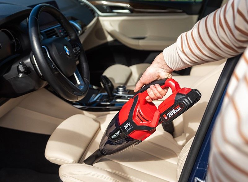 Прибирання сидіння в салоні автомобіля за допомогою пилососа WORCRAFT CPVC-S20LiA.