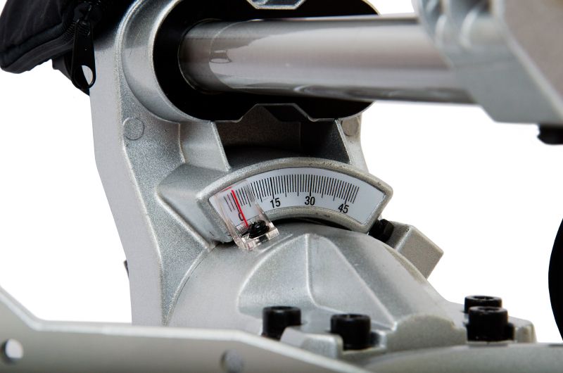 Механизм наклона пилы WORCRAFT MST20-255 с видимой шкалой для настройки угла наклона.