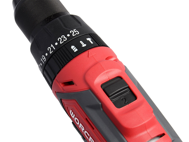 Крупний план перемикача швидкостей і регулятора на шуруповерті WORCRAFT CD-20LiH.