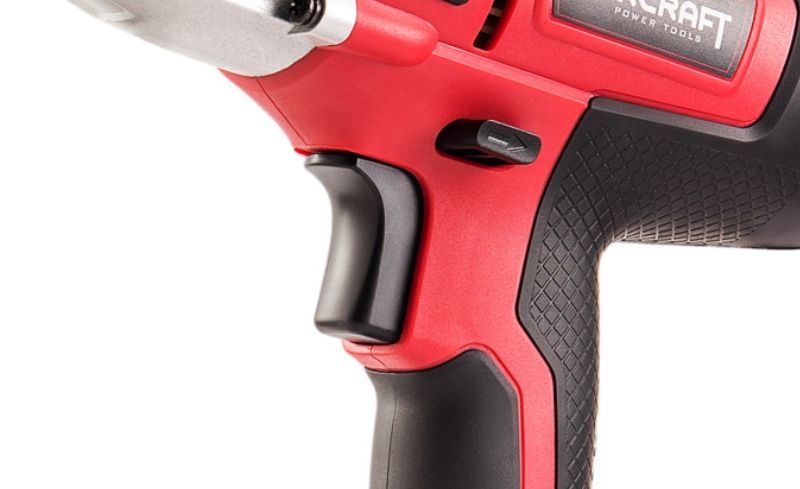 Кнопка запуска и переключатель направления вращения гайковерта.