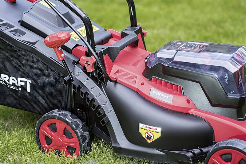 Корпус газонокосилки WORCRAFT с установленной аккумуляторной батареей.