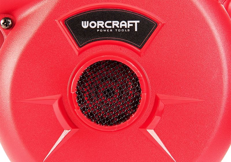 Вид вентиляционной решетки с логотипом WORCRAFT на корпусе воздуходува.