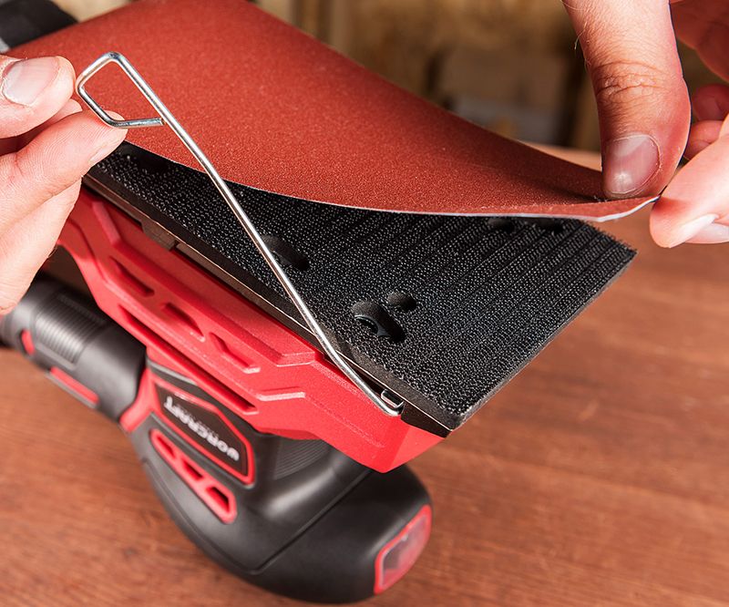 Крупный план замены наждачной бумаги на платформе шлифмашины WORCRAFT.