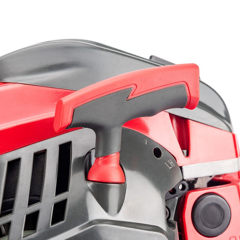 Збільшений вигляд стартової ручки бензопили WORCRAFT.