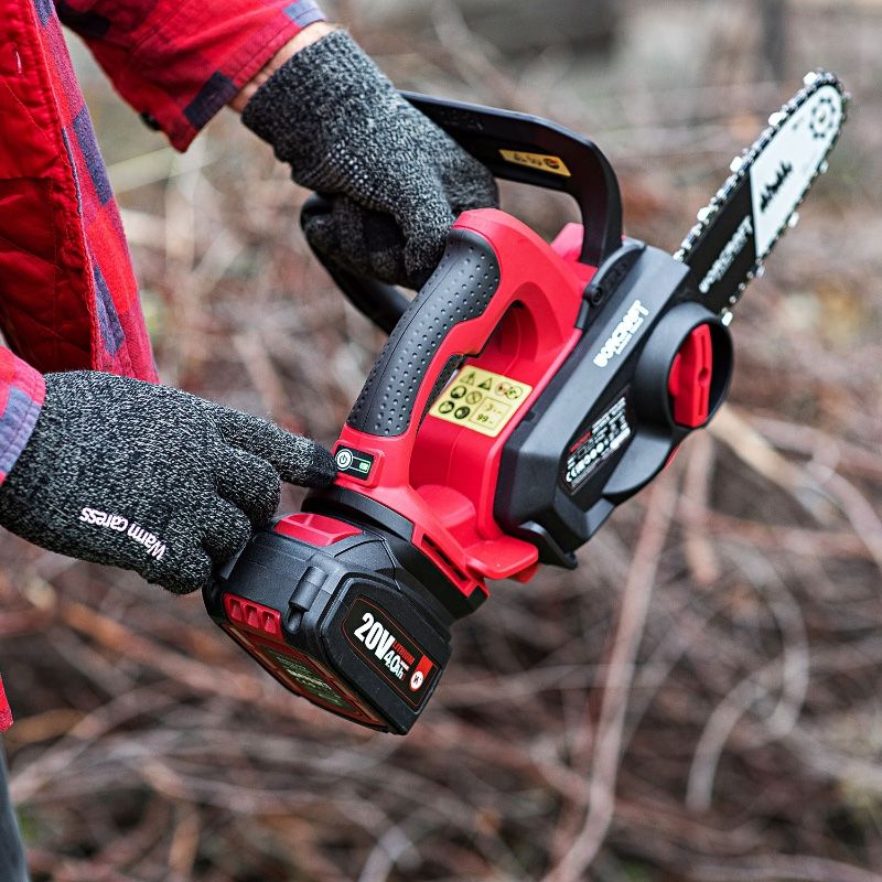 Крупний план акумуляторної ланцюгової пили WORCRAFT з батареєю.