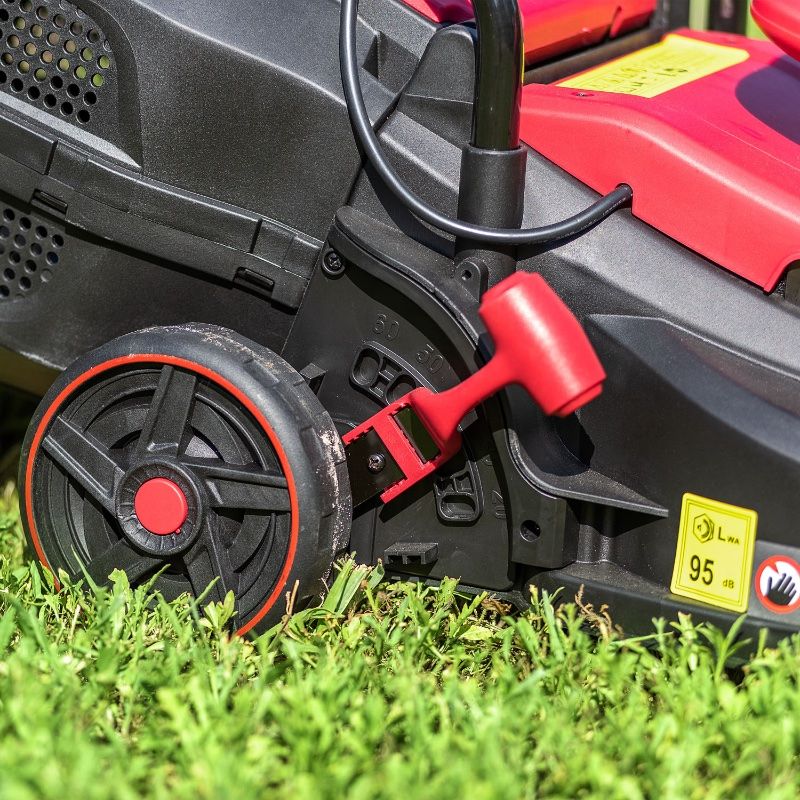 Рычаг регулировки высоты среза на газонокосилке WORCRAFT.