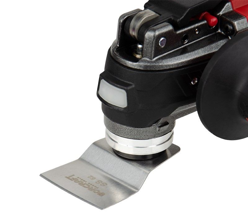 Насадка-скребок WORCRAFT SS 52, установленная на реноватор, крупным планом.