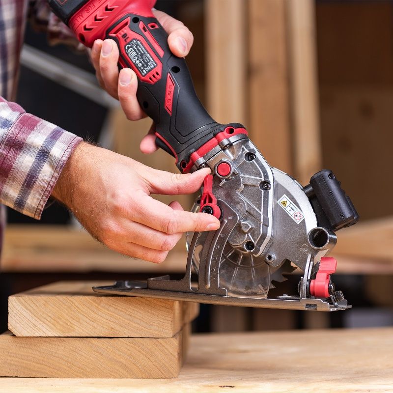 Настройка глубины реза пилы Worcraft