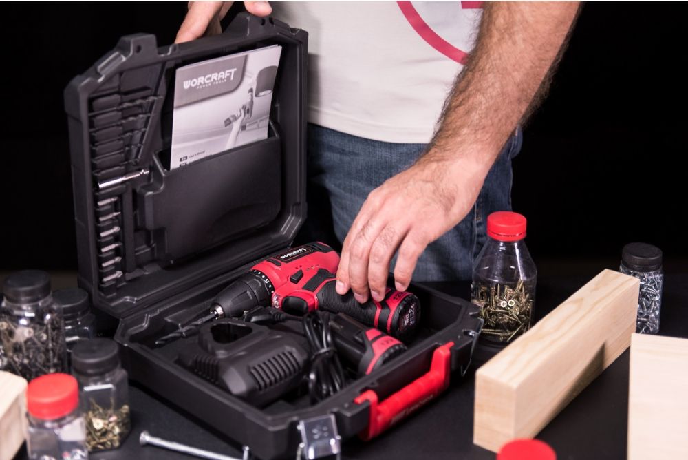 Мужчина достает шуруповёрт WORCRAFT CD-12LiA из кейса с комплектом принадлежностей.